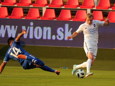 Joan Sebastian z FK Senica a Peter Oravík z FC ViOn Zlaté Moravce