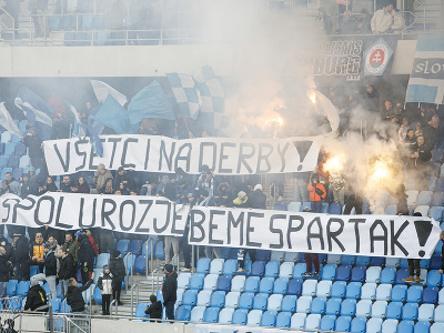 Fanúšikovia ŠK Slovan Bratislava s transparentom