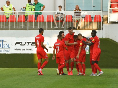 Na snímke radosť hráčov Serede po úvodnom góle