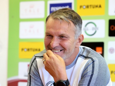Na snímke hlavný tréner Podbrezovej Roman Skuhravý počas tlačovej konferencia FK Železiarne Podbrezová 