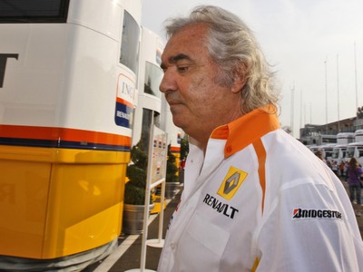 Briatore odchádza, aby zachránil