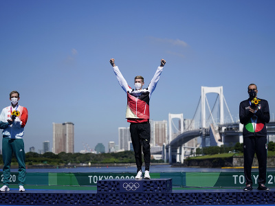 Na snímke uprostred nemecký reprezentant Florian Wellbrock získal na OH v Tokiu 2020 zlatú medailu v diaľkovom plávaní na 10 km