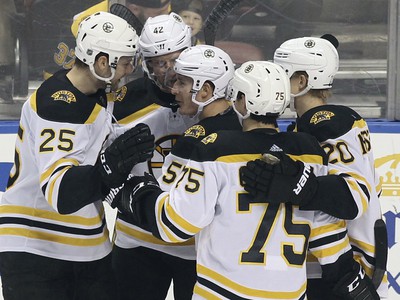 Hráči Bostonu Bruins oslavujú gól