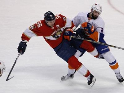  Jussi Jokine padá v súboji s Nickom Leddy z Islanders.