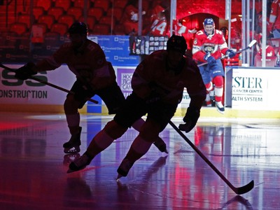 Hokejisti Florida Panthers a San Jose Sharks nastupujú na ľad.