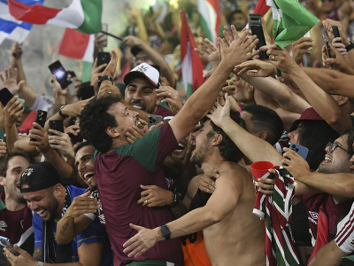 Tréner Fluminense Fernando Diniz oslavuje s fanúšikmi
