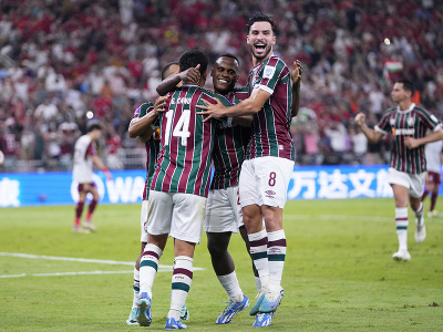 Na snímke hráč Jhon Arias (uprostred) z Fluminense sa teší z gólu počas semifinálového zápasu MS klubov FIFA Fluminense - Al Ahly