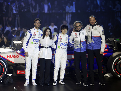 Predstavovačka nového monopostu tímu Visa Cash App RB - na snímke piloti Daniel Ricciardo a Yuki Tsunoda i šéf tímu Laurent Mekies (druhý sprava)