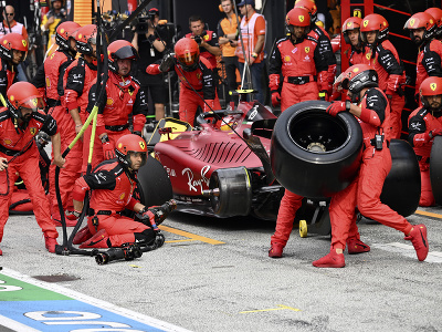 Mechanici Ferrari počas pit stopu