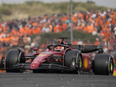 Mechanici Ferrari počas pit stopu