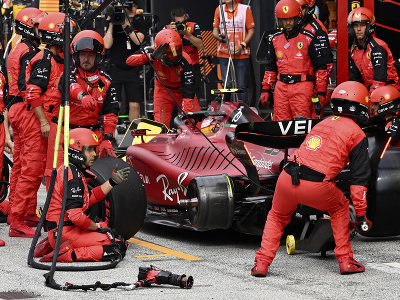 Mechanici Ferrari počas pit
