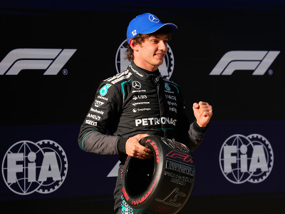 Andrea Kimi Antonelli pózuje