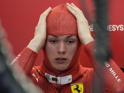 Britský pretekár Oliver Bearman počas svojej premiéry za stajňu Ferrari