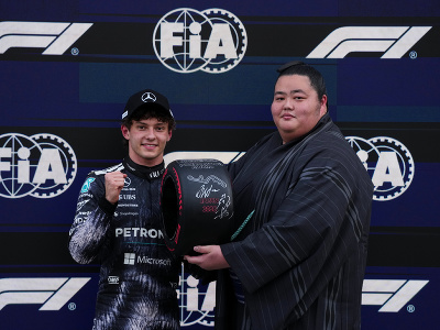 Taliansky jazdec F1 Kimi Antonelli (vľavo) na Mercedese pózuje na pódiu s japonským bojovníkom sumo Kotozakurom