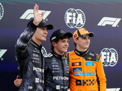 Víťazný taliansky jazdec F1 Kimi Antonelli na Mercedese (uprostred) oslavuje na pódiu s druhým Britom Georgeom Russellom (vľavo) a tretím Austrálčanom Oscarom Piastrim (vpravo)