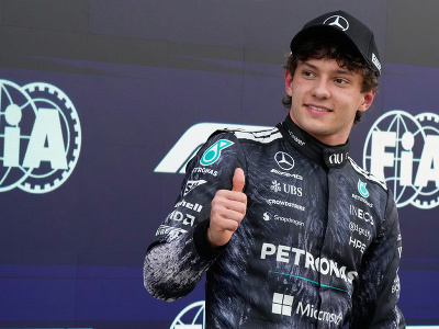 Taliansky jazdec F1 Kimi Antonelli na Mercedese oslavuje na pódiu 