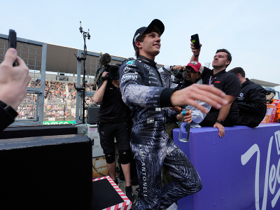 Taliansky jazdec F1 Kimi Antonelli na Mercedese oslavuje 
