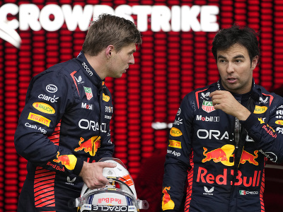 Tímoví kolegovia pri debate - Max Verstappen a Sergio Pérez