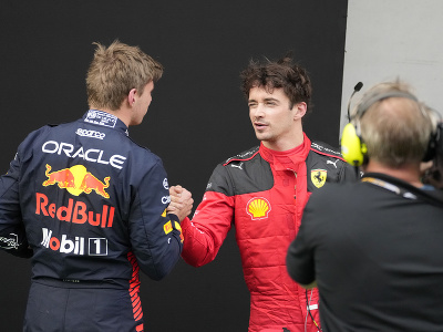Podanie rúk Maxa Verstappena a Charlesa Leclerca (tvárou k objektívu)