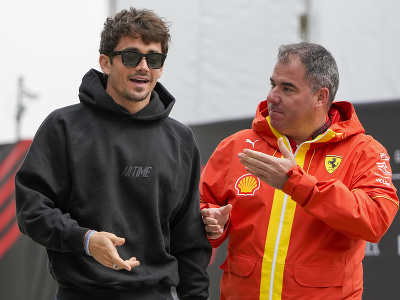 Charles Leclerc v debate s členom tímu Ferrari