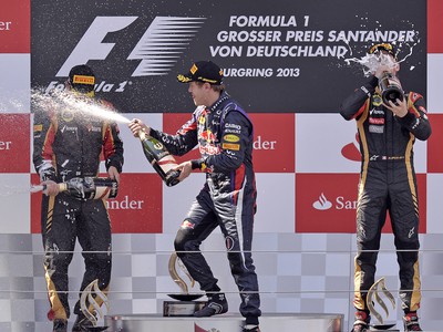 Stupeň víťazov: Kimi Räikkönen, Sebastian Vettel a Romain Grosjean 