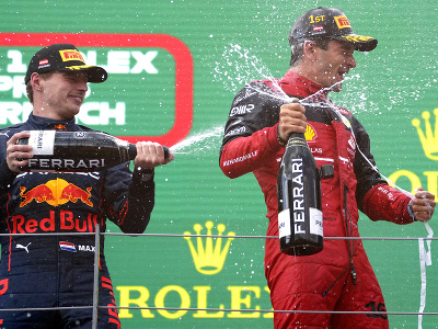 Max Verstappen a Charles Leclerc v šampanskom kúpeli