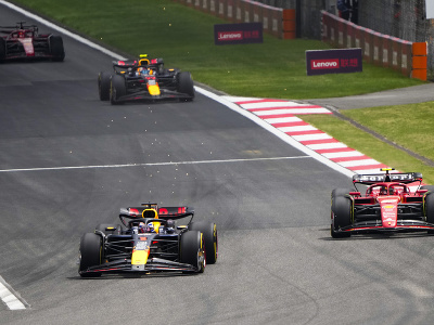 Max Verstappen na vedúcej pozícii počas šprintu v rámci Veľkej ceny Číny F1