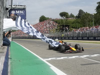 Holandský motoristický pretekár Max Verstappen vyhral nedeľnú VC Emilia Romagna seriálu Formuly 1.