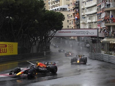 Zahrievacie kolo pred štartom Veľkej ceny Monaka v poriadne daždivých podmienkach