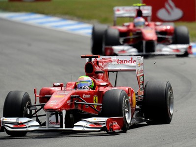 Felipe Massa z Brazílie pred Fernandom Alonsom