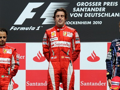 Felipe Massa, Fernando Alonso a Sebastian Vettel na stupni víťazov