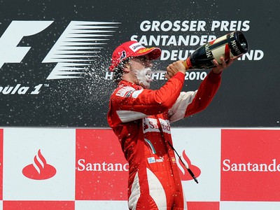 Fernando Alonso oslavuje triumf na VC Nemecka