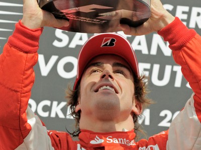 Fernando Alonso s trofejou za prvenstvo na VC Nemecka