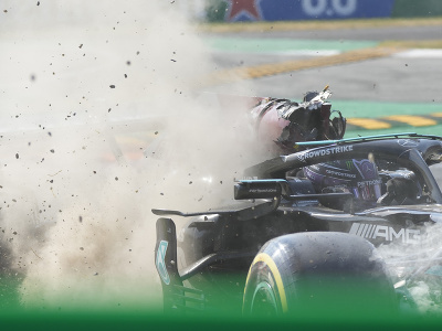 Lewis Hamilton a Max Verstappen vypadli po vzájomnej kolízii
