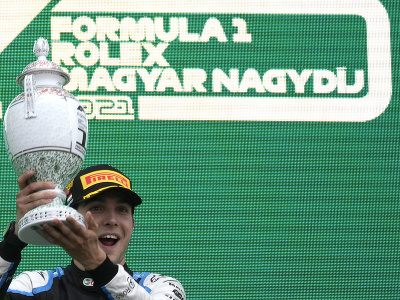 Francúzsky pretekár Esteban Ocon z tímu Alpine sa stal prekvapujúcim víťazom Veľkej ceny Maďarska