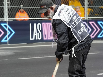 Na snímke zamestnanec zasypáva dieru pred začiatkom druhého voľného tréningu  na Veľkú cenu Las Vegas motoristického seriálu F1 v piatok 17. novembra 2023 v Las Vegas