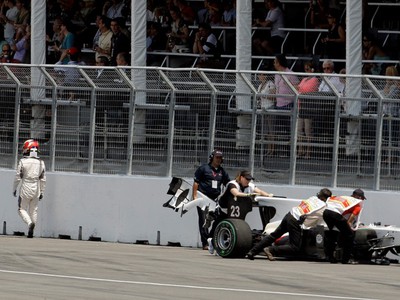Kamui Kobayashi opúšťa zdemolovaný monopost