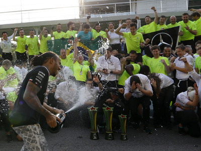 Lewis Hamilton na Mercedese zvíťazil na Veľkej cene Brazílie