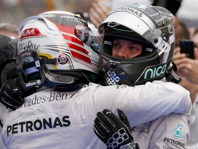 Lewis Hamilton a Nico Rosbers