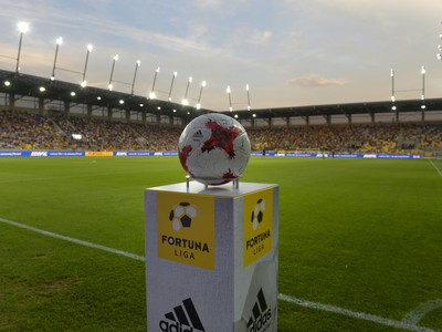 Na snímke pripravená oficiálna lopta Fortuna Ligy pred začiatkom zápasu