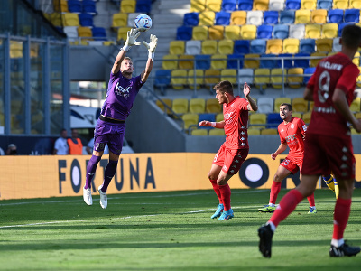 Zasahujúci brankár Dominik Sváček z MFK Tatran Liptovský Mikuláš (vľavo)