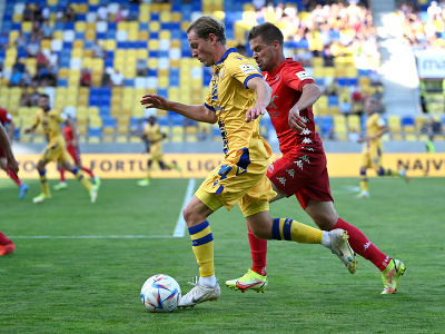 Zľava: Andrejs Ciganiks z FC DAC 1904 Dunajská Streda a Marko Totka z MFK Tatran Liptovský Mikuláš