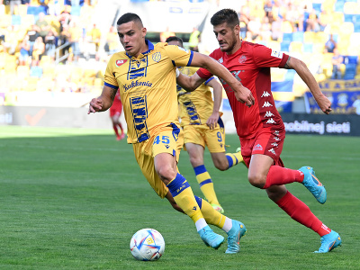 Zľava: Nikola Krstović z FC DAC 1904 Dunajská Streda a Imrich Bedecs z MFK Tatran Liptovský Mikuláš