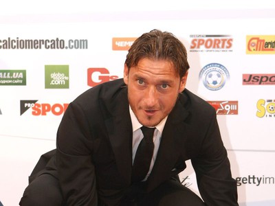 Francesco Totti podpisuje svoje odtlačky