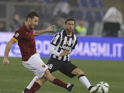 Francesco Totti a Claudio Marchisio v súboji o loptu