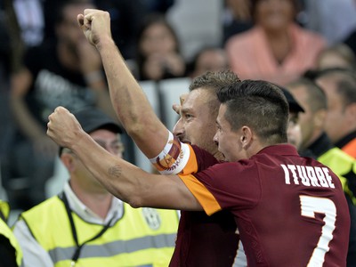 Francesco Totti so spoluhráčmi oslavuje gól rímskeho AS