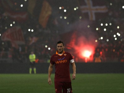 Francesco Totti a fanúšíkovia rímskeho AS v pozadí