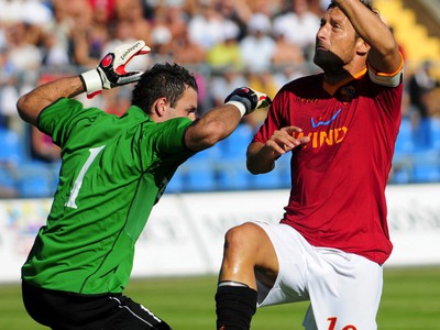 Francesco Totti v súboji s brankárom Nikolom Schrengom