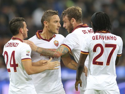 Francesco Totti (v strede)