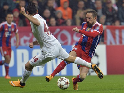 Konstantinos Manolas a Franck Ribéry v súboji o loptu